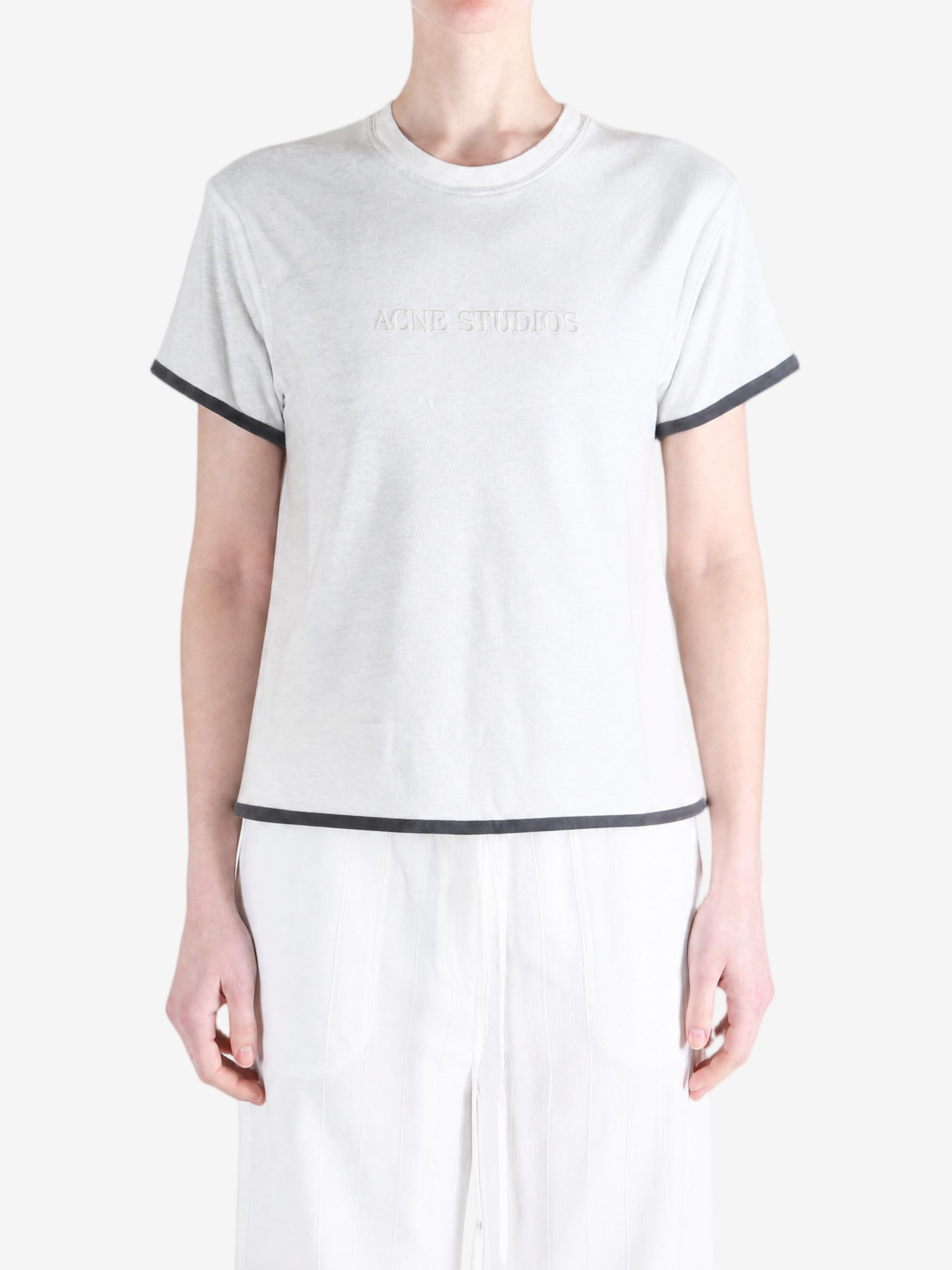 White t-shirt, full body view
