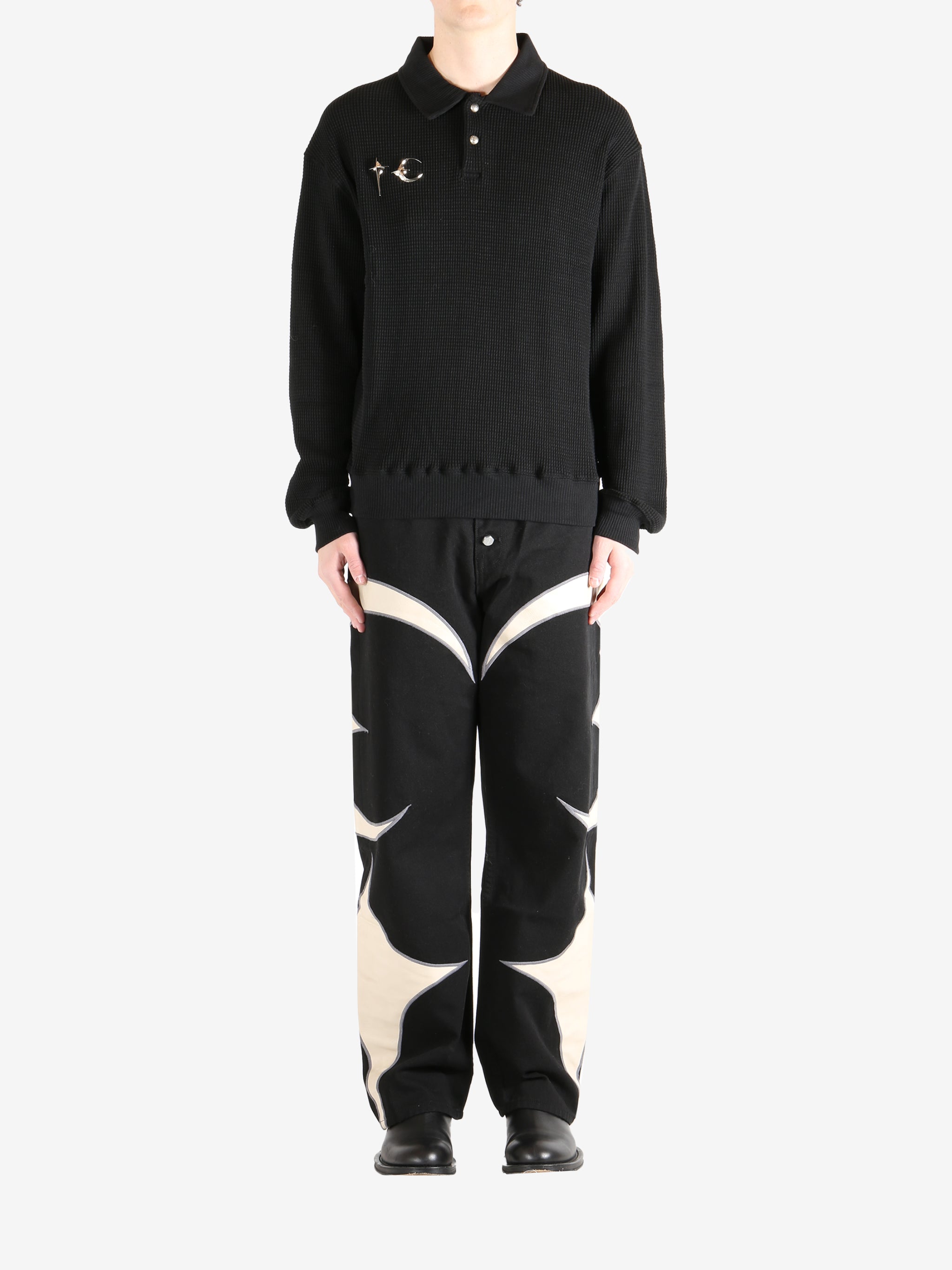 Black T-shirt, full body view