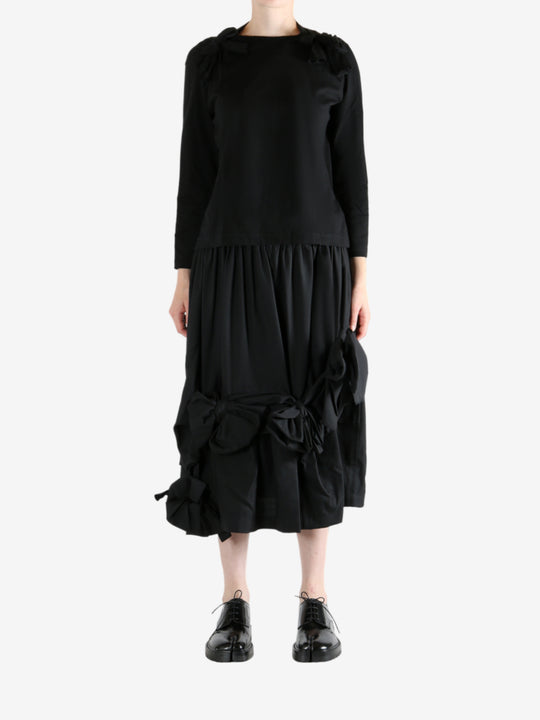 Black t-shirt, full body view