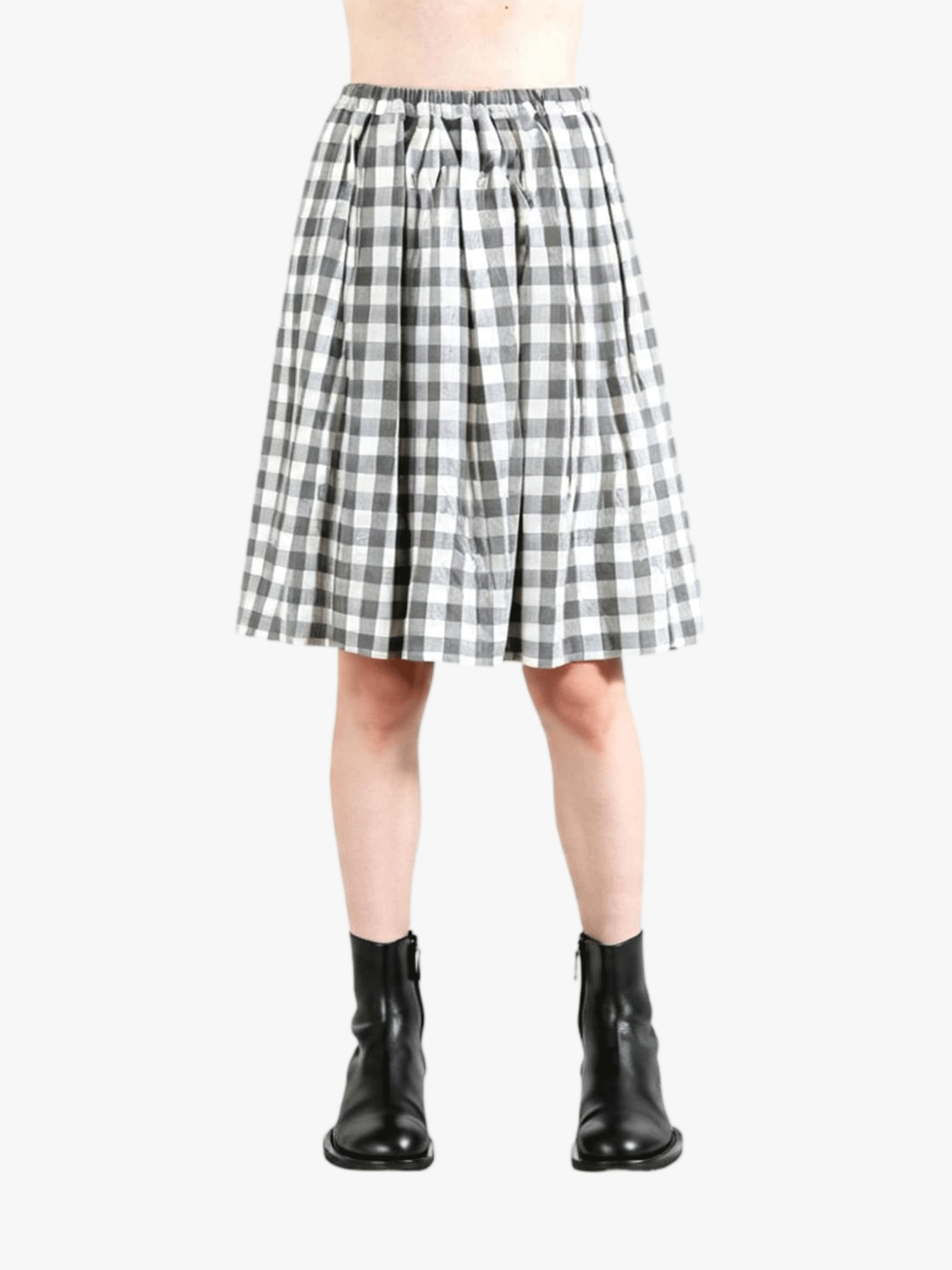 White skirt worn by a person, showing the skirt fit