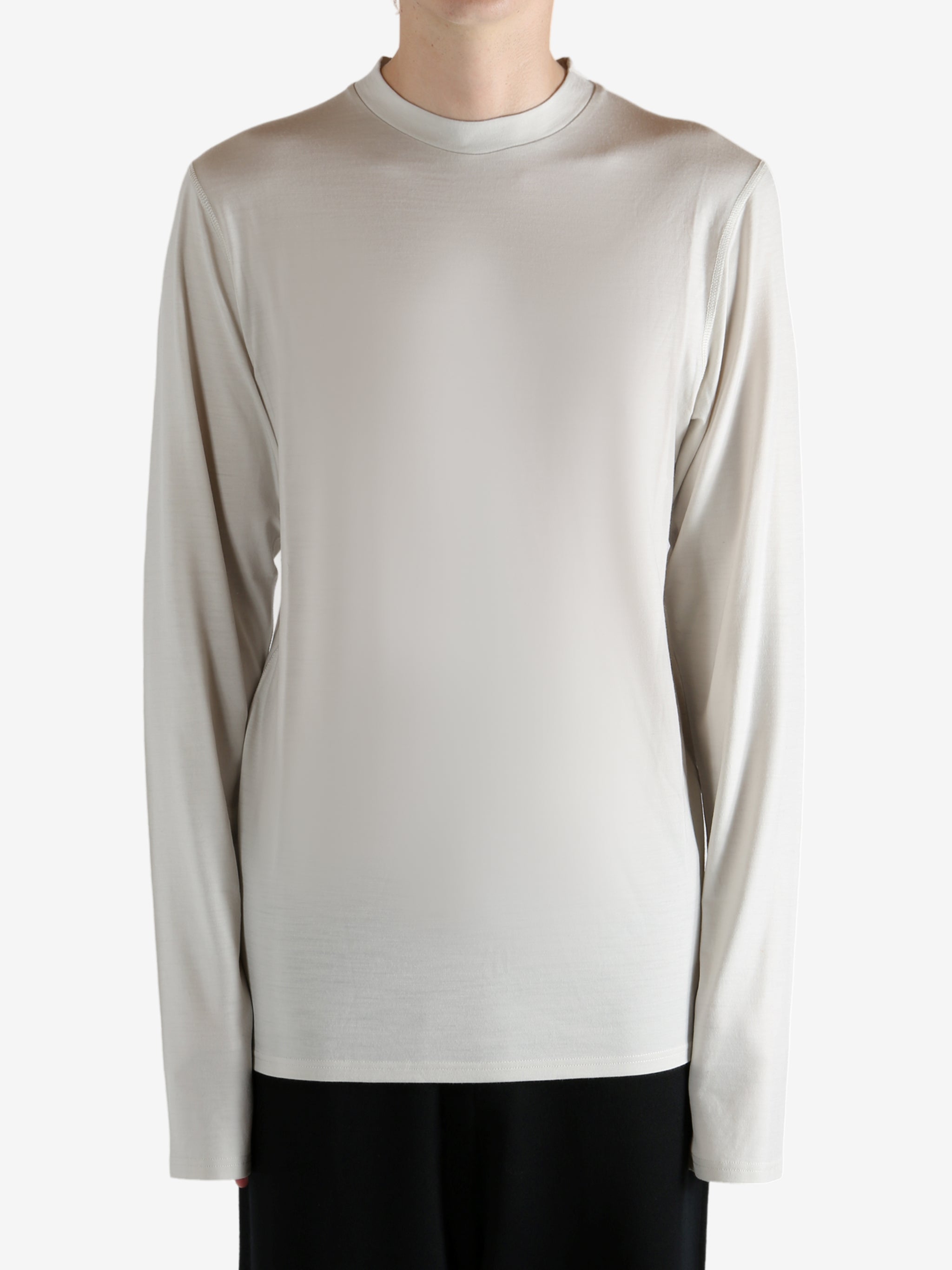 White jersey worn by a person, showing the jersey's fit