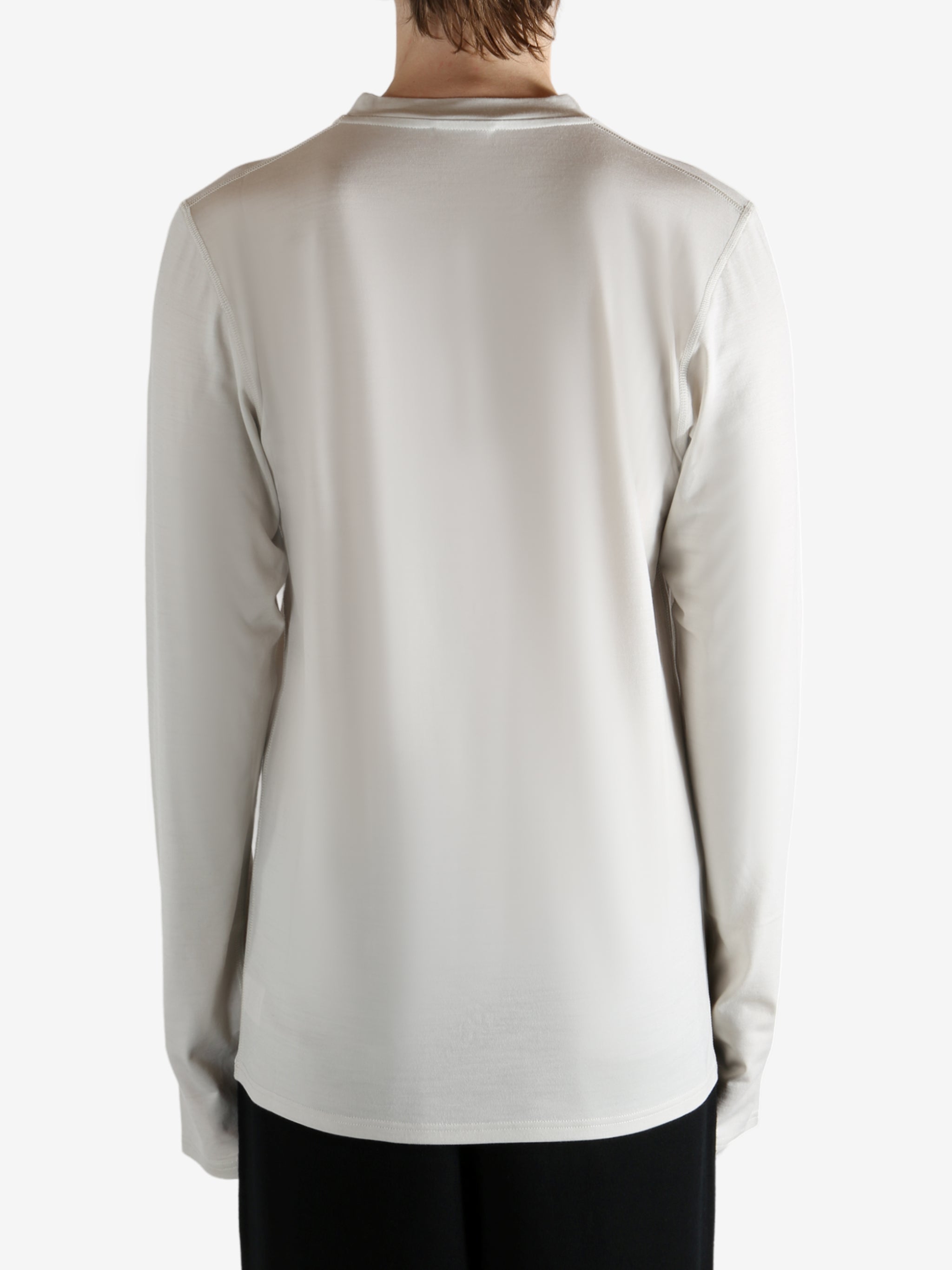 White jersey worn by a person, showing the jersey's fit