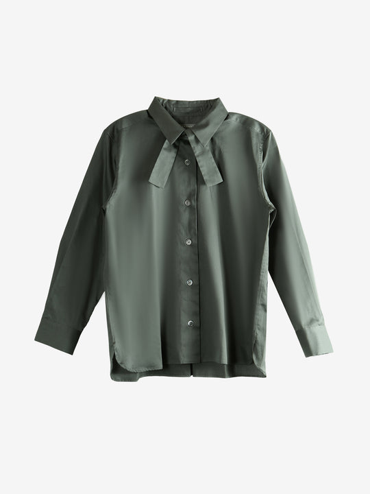 Green shirt, front view