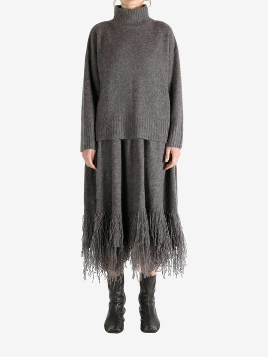 Grey top,full body view