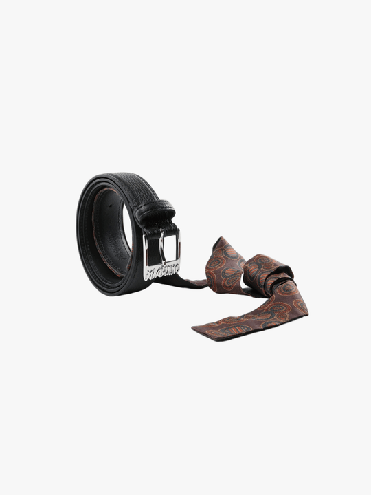 Black accessories, front view