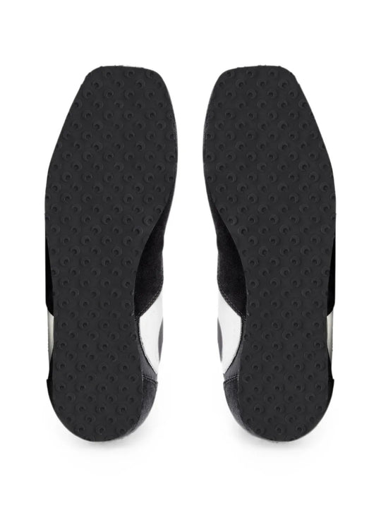 Black shoes, front view