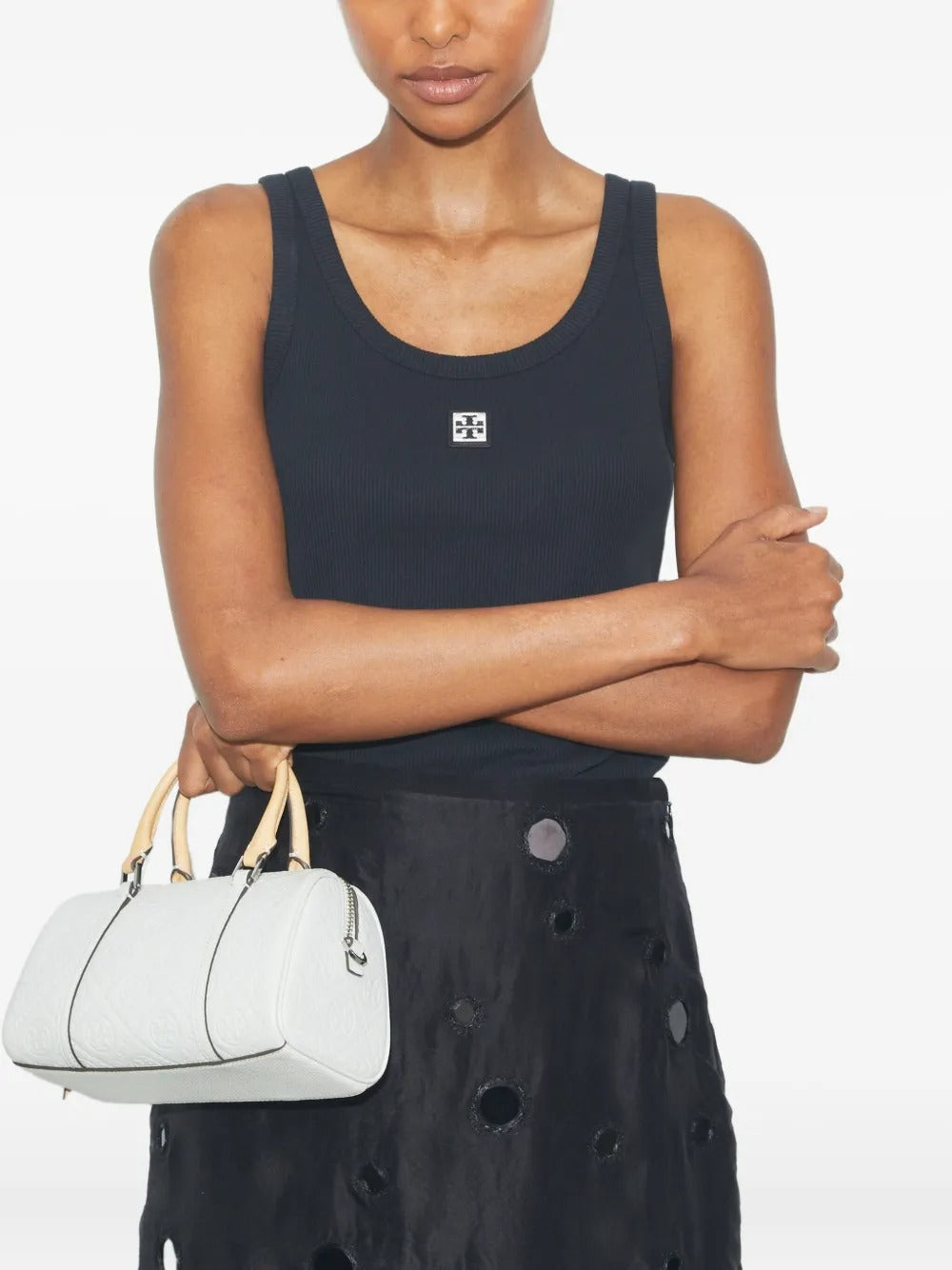 Green bag carried by a person, showing the bag’s fit