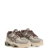 Brown shoes, front view