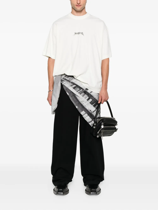 White t-shirt, full body view