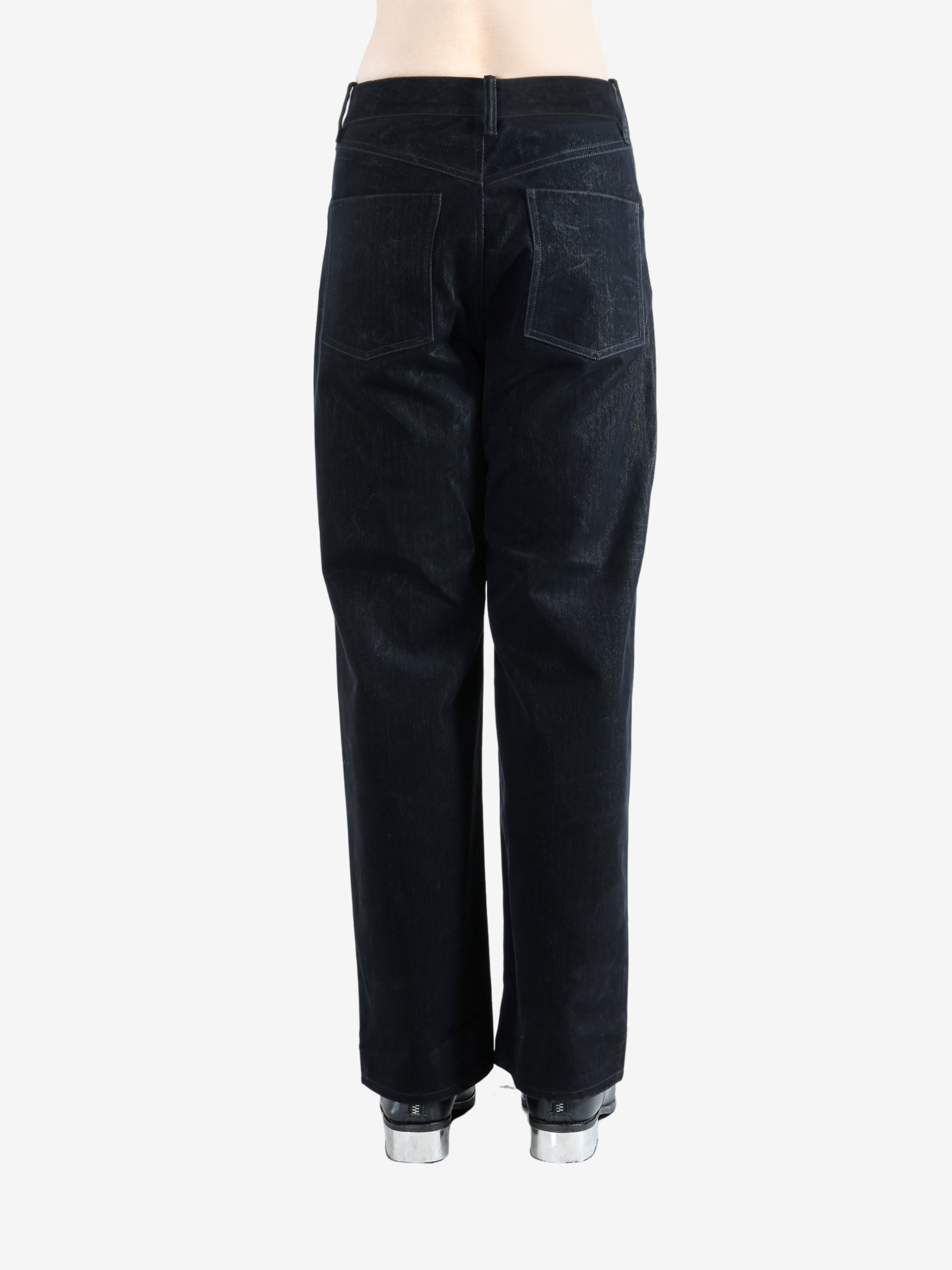 Black pants worn by a person,○showing the pants fit