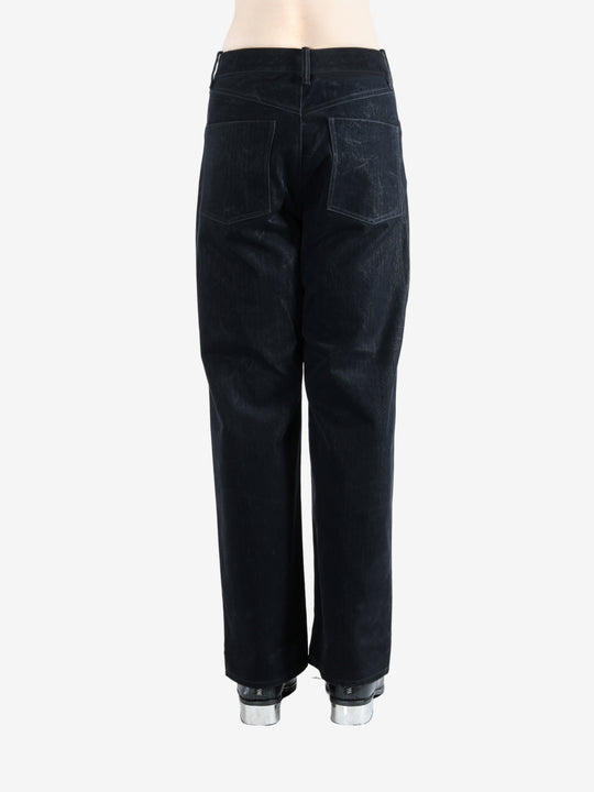 Black pants worn by a person,○showing the pants fit