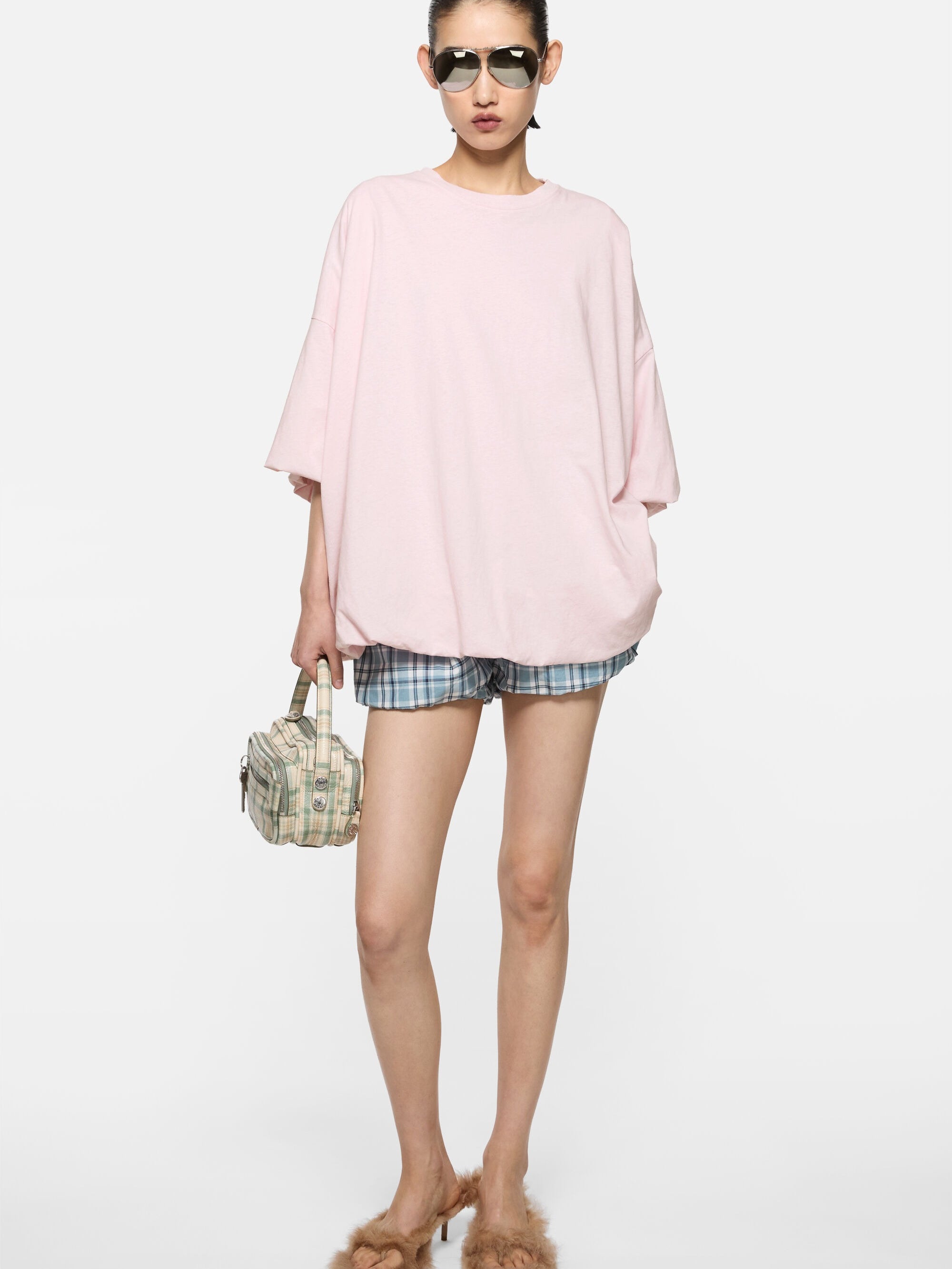 Pink t-shirt, full body view
