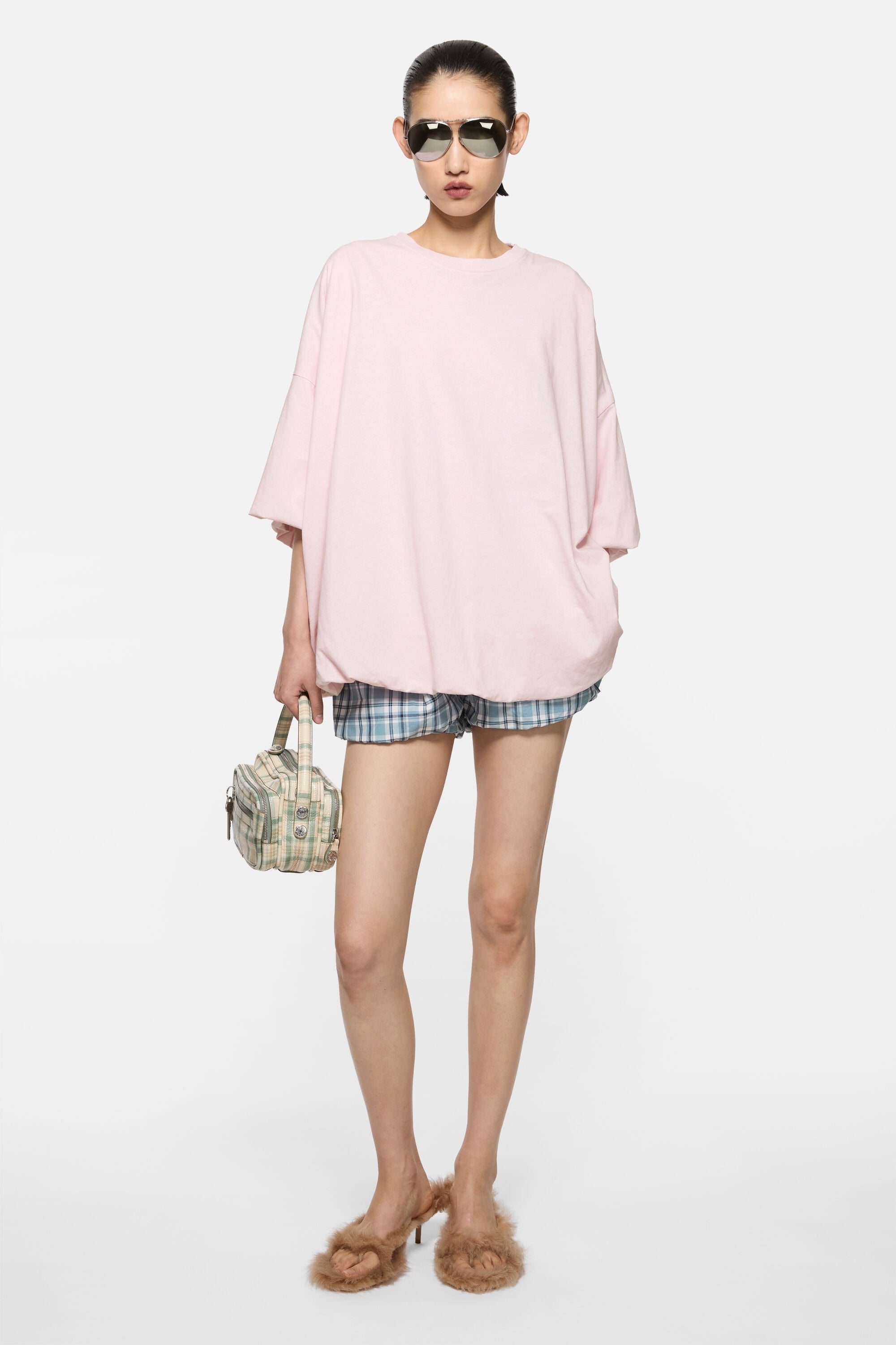 Pink t-shirt, full body view