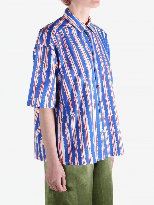 Blue shirts worn by a person, showin the shirt's fit