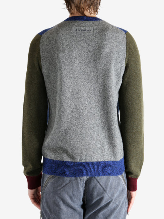 Blue sweat worn by a person, showing the sweat's fit