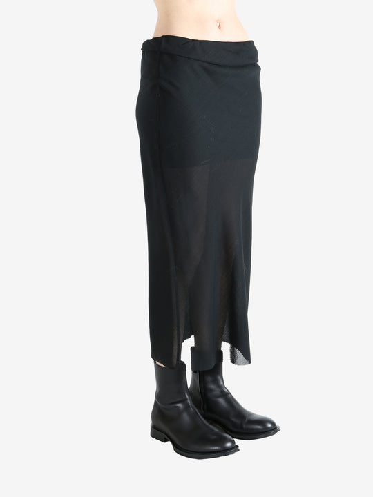 Black skirt worn by a person, shwing the skirt's fit