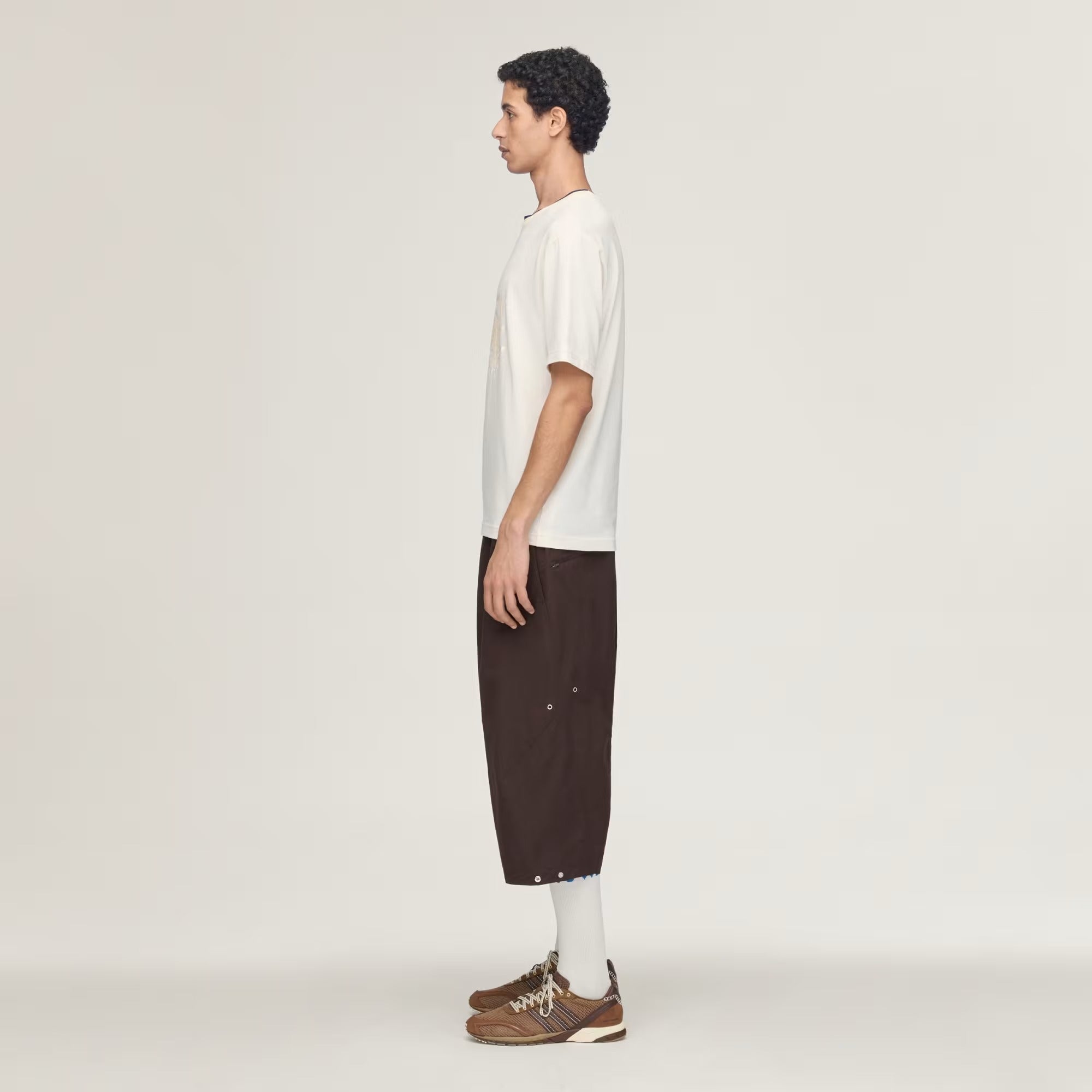 White t-shirt, full body view