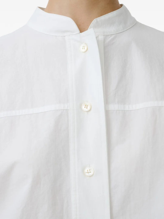 Close-up of white shirt，showing of the button details