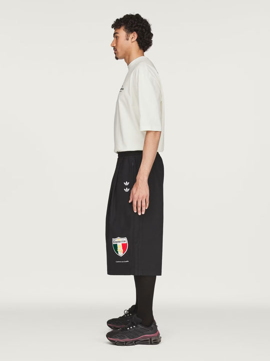 black shorts，full body view