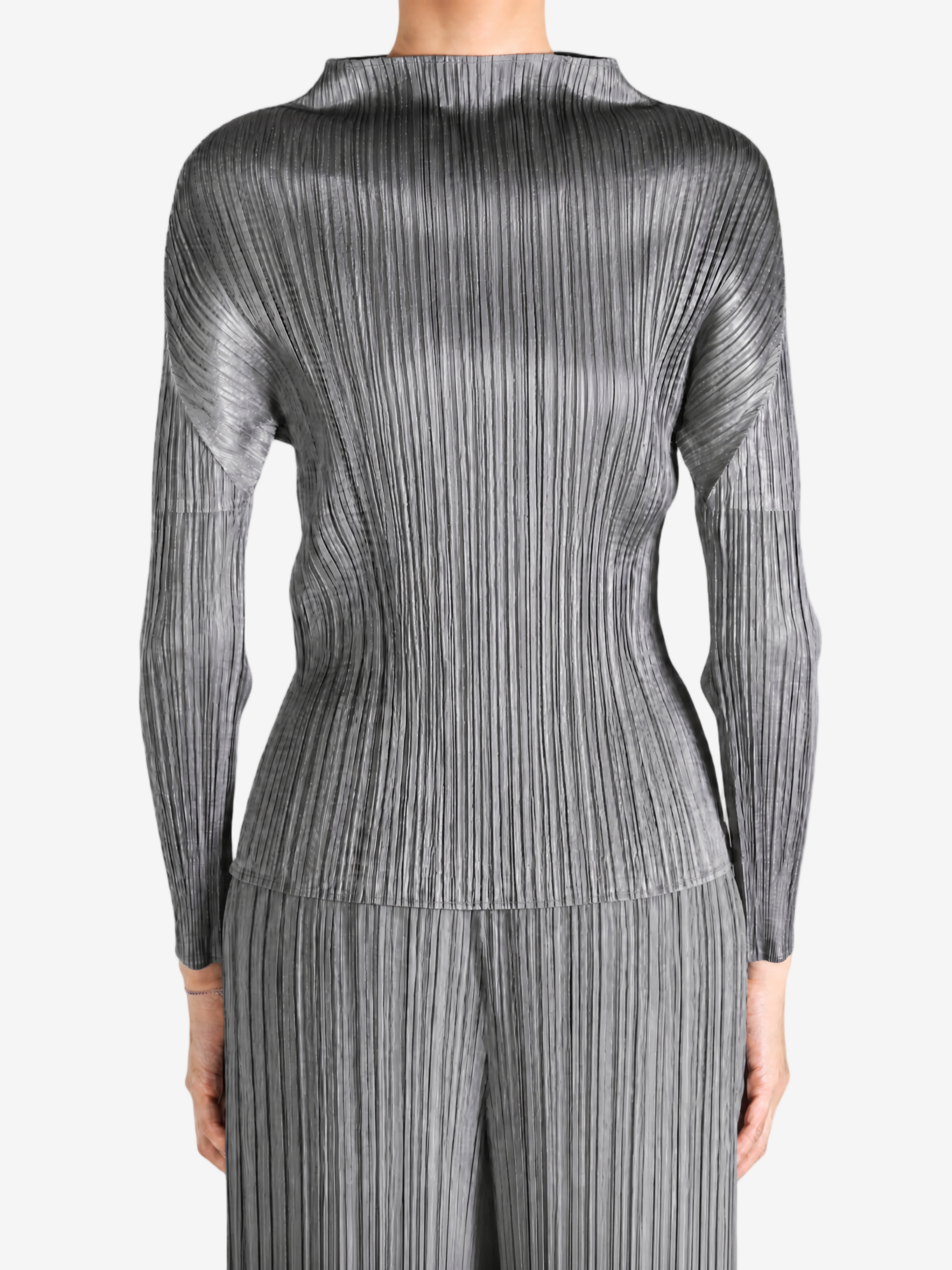 Grey shirt, full body view