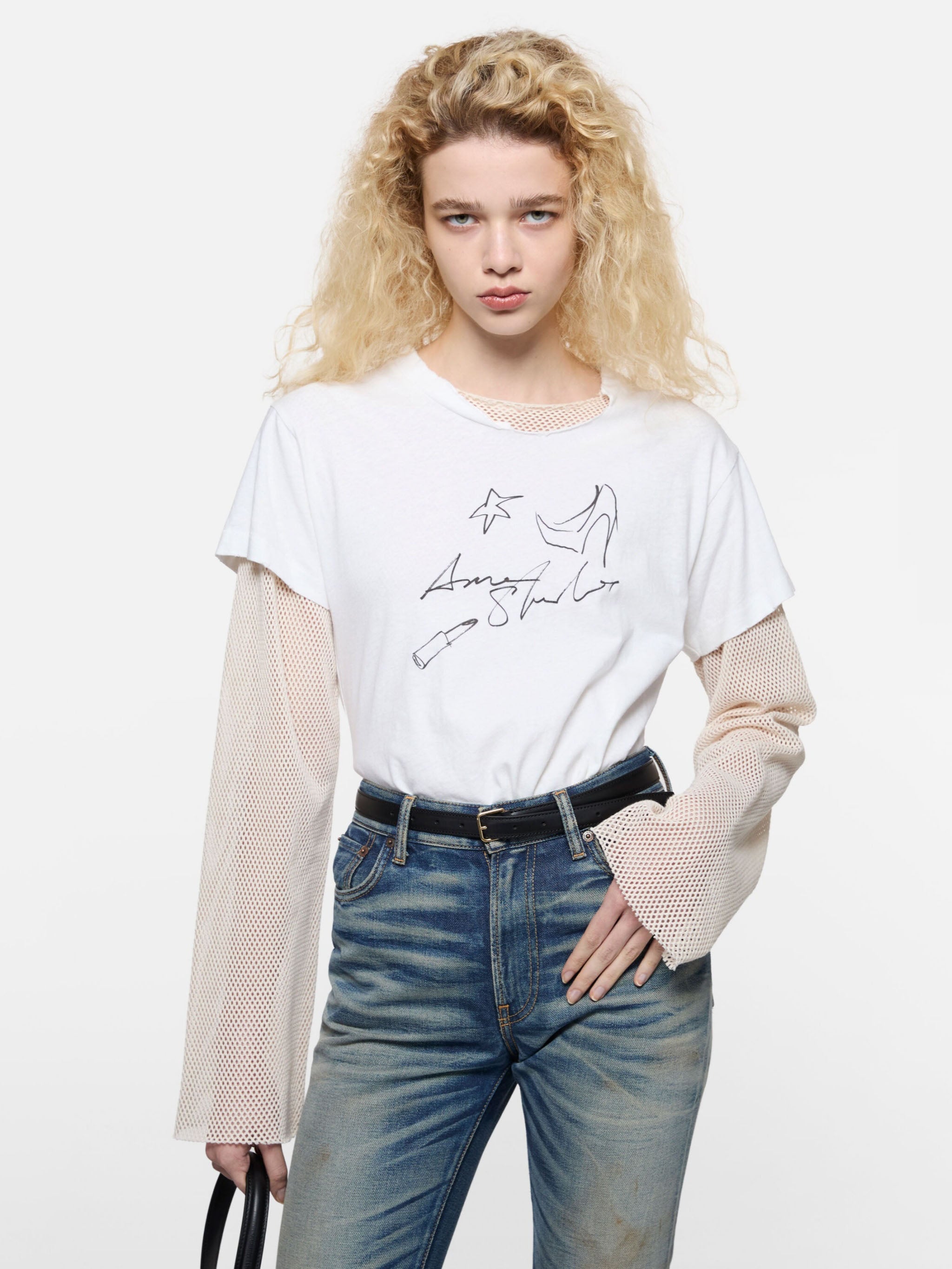 White t-shirt, full body view