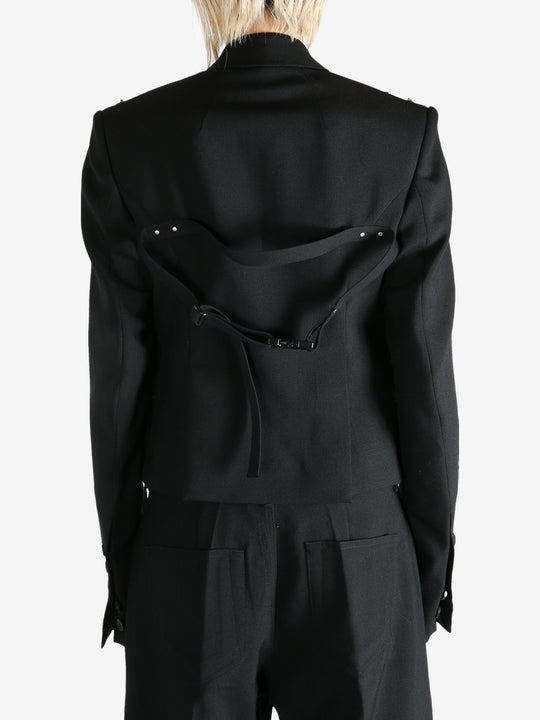 Black jacket worn by a person, showing the  jacket fit