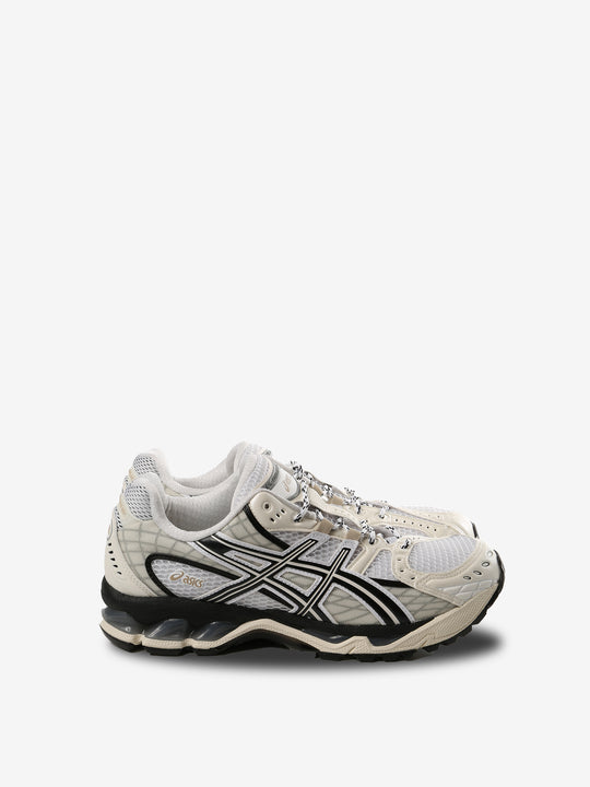 White sneakers,front view