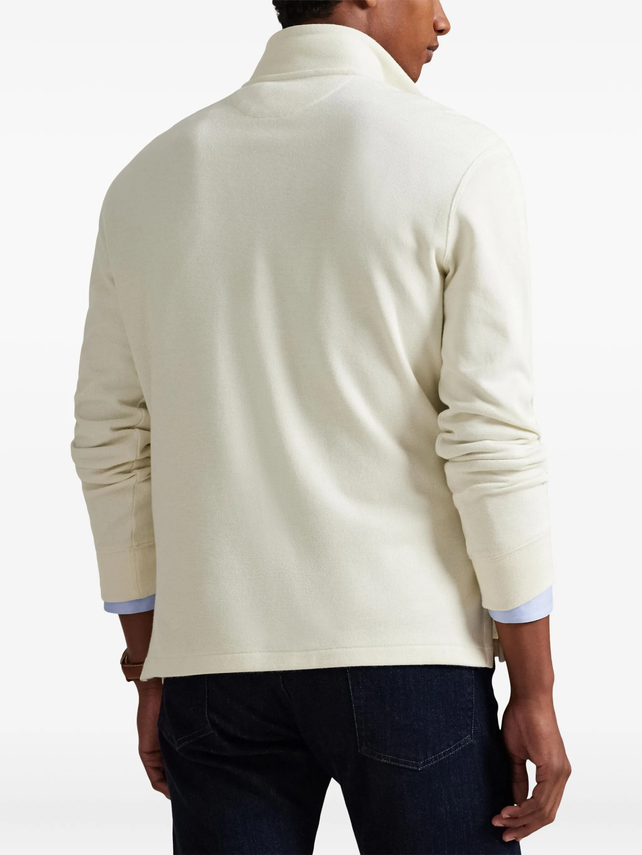 White top，full body view