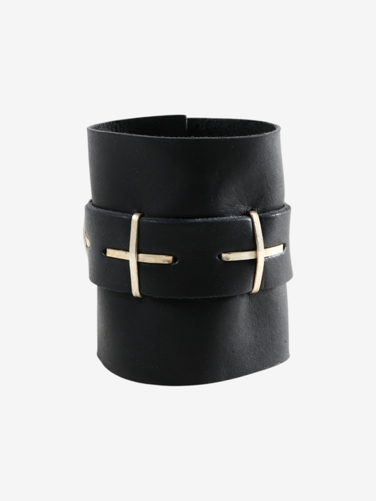 Black accessories, front view