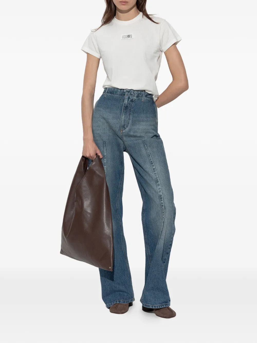 White t-shirt, full body view