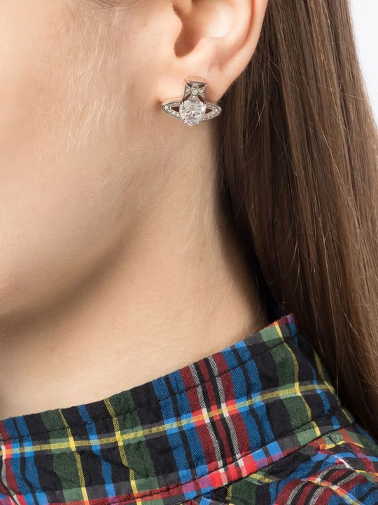 White jewerly worn by a person, showing the white jewerly's fit