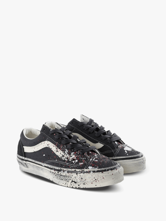 Black shoes, front view