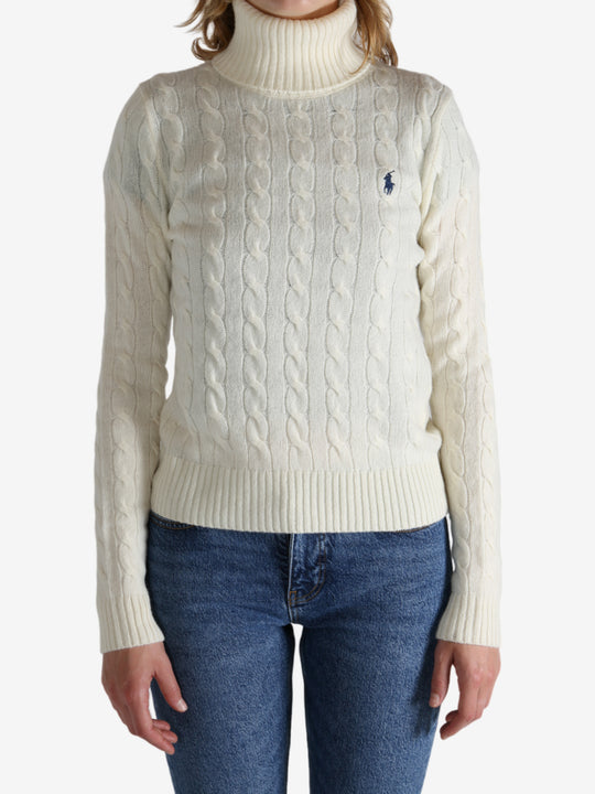 White pullover worn by a person, showing the pullover's fit