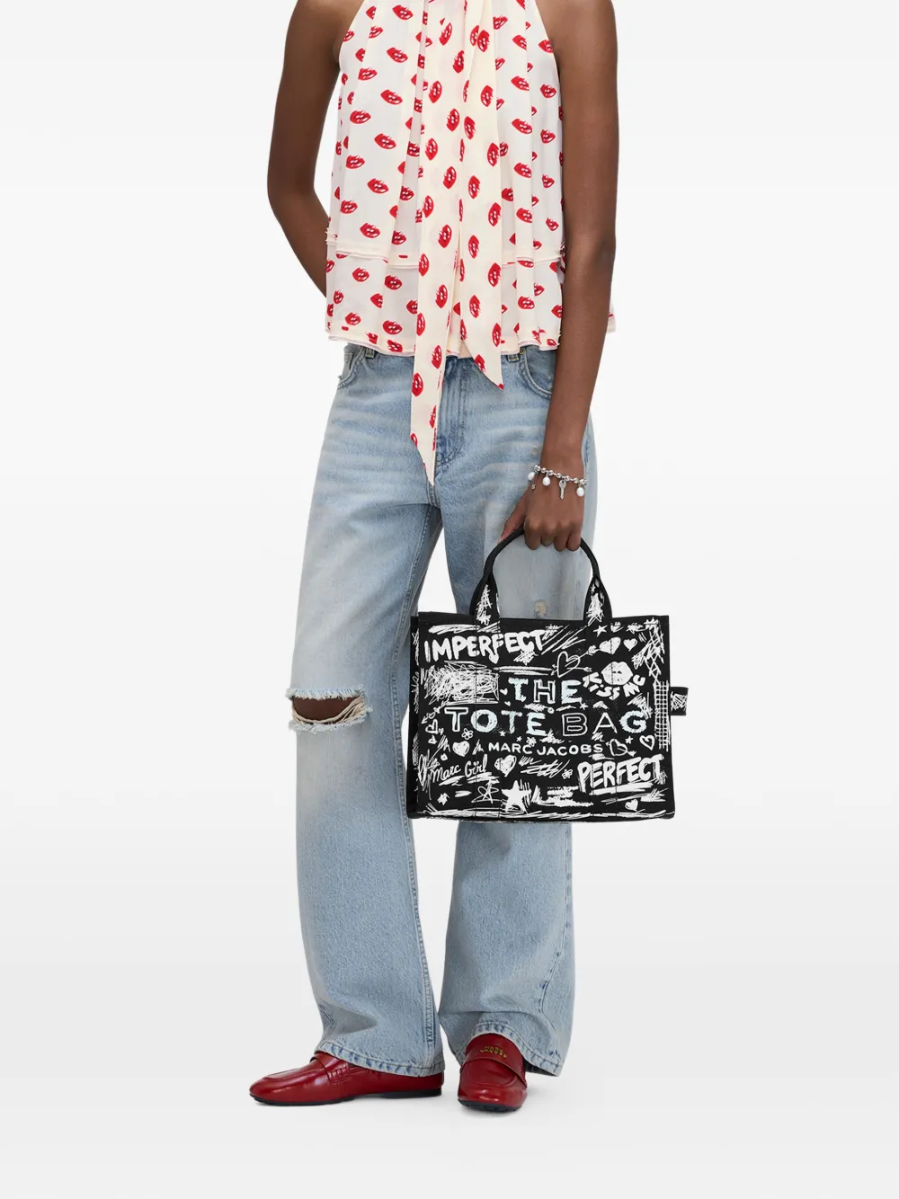 Black bag worn by a person, showing the bag's fit