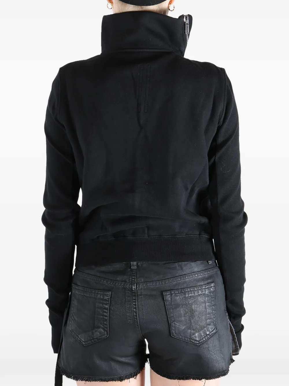 Black sweat worn by a person, showing the sweat fit