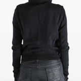 Black sweat worn by a person, showing the sweat fit