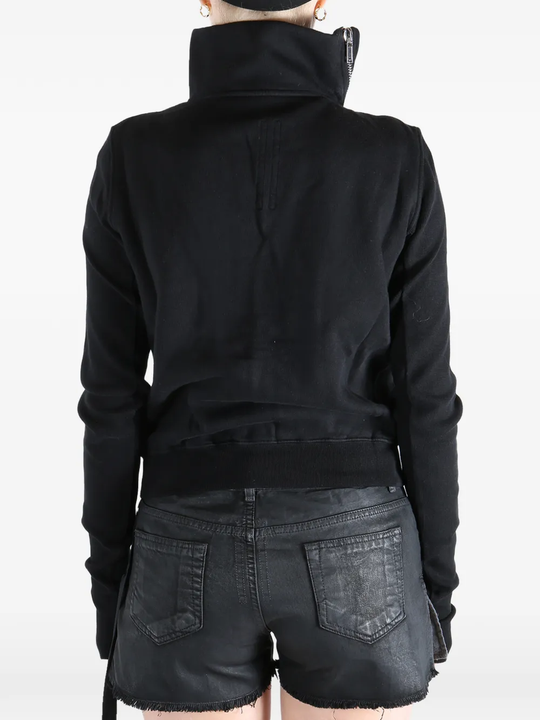 Black sweat worn by a person, showing the sweat fit
