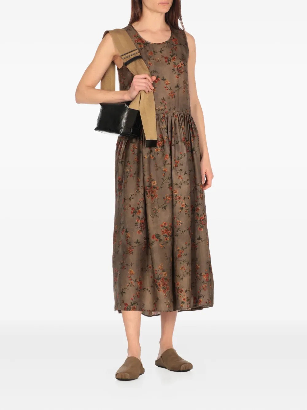 Black bag worn by a person, showing the bag's fit