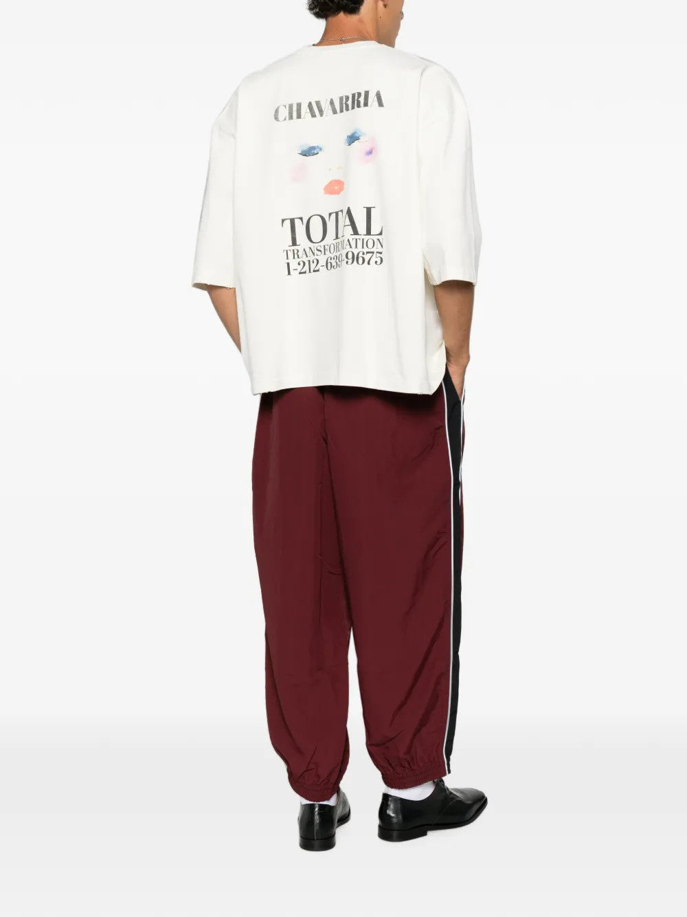 White t-shirt, full body view