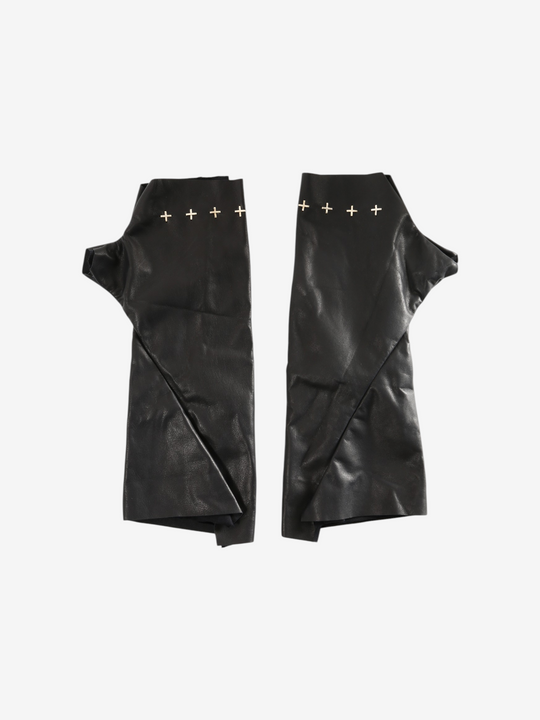 Black accessories, front view