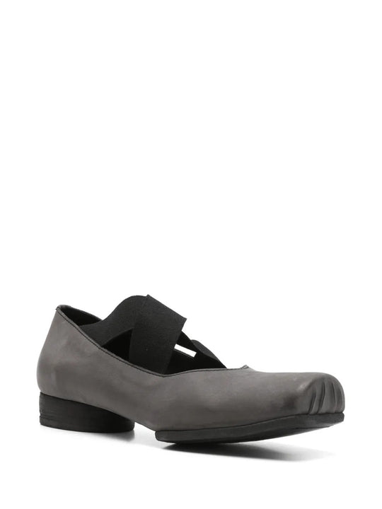 gray shoe,side view