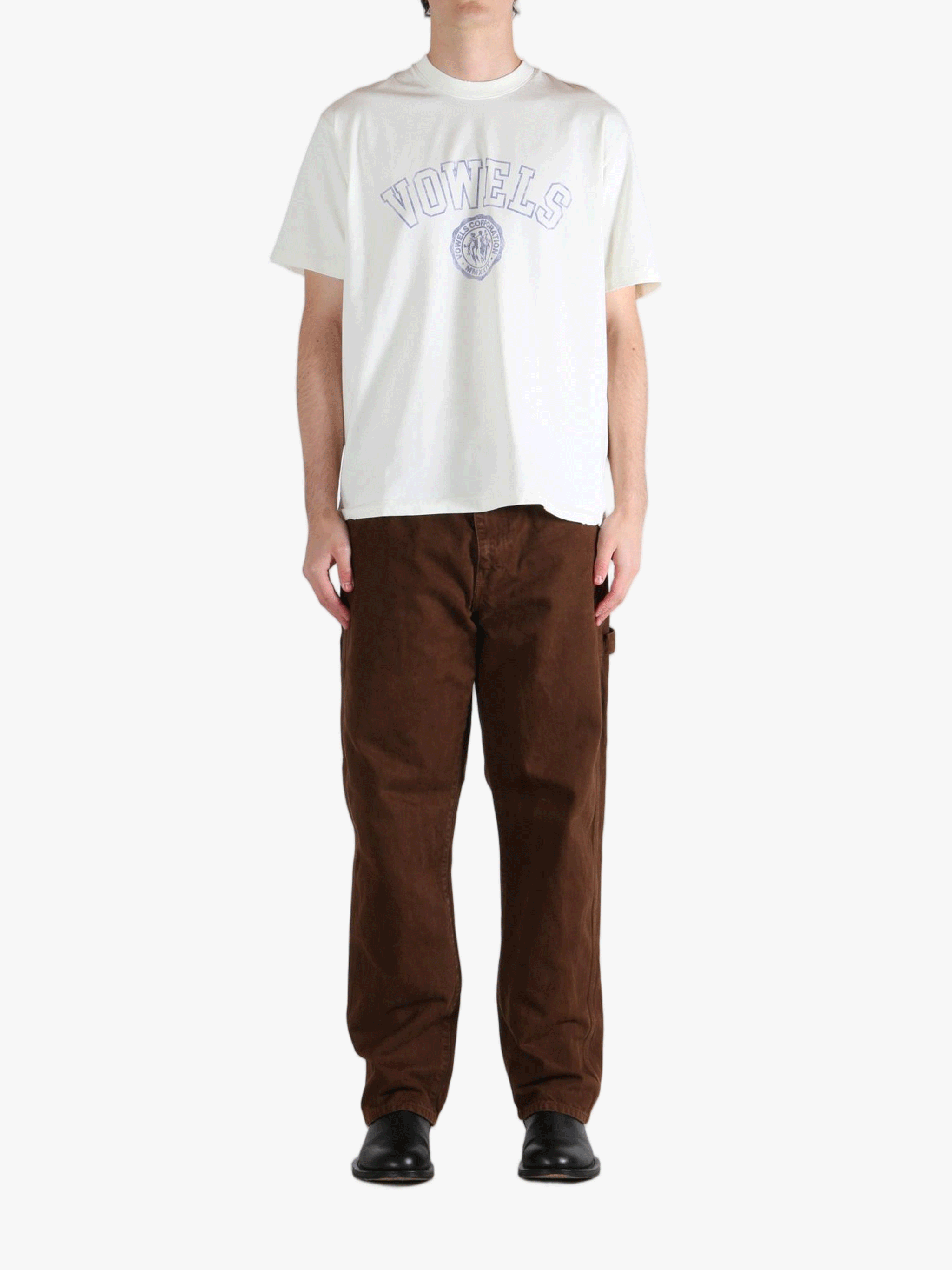 White t-shirt, full body view