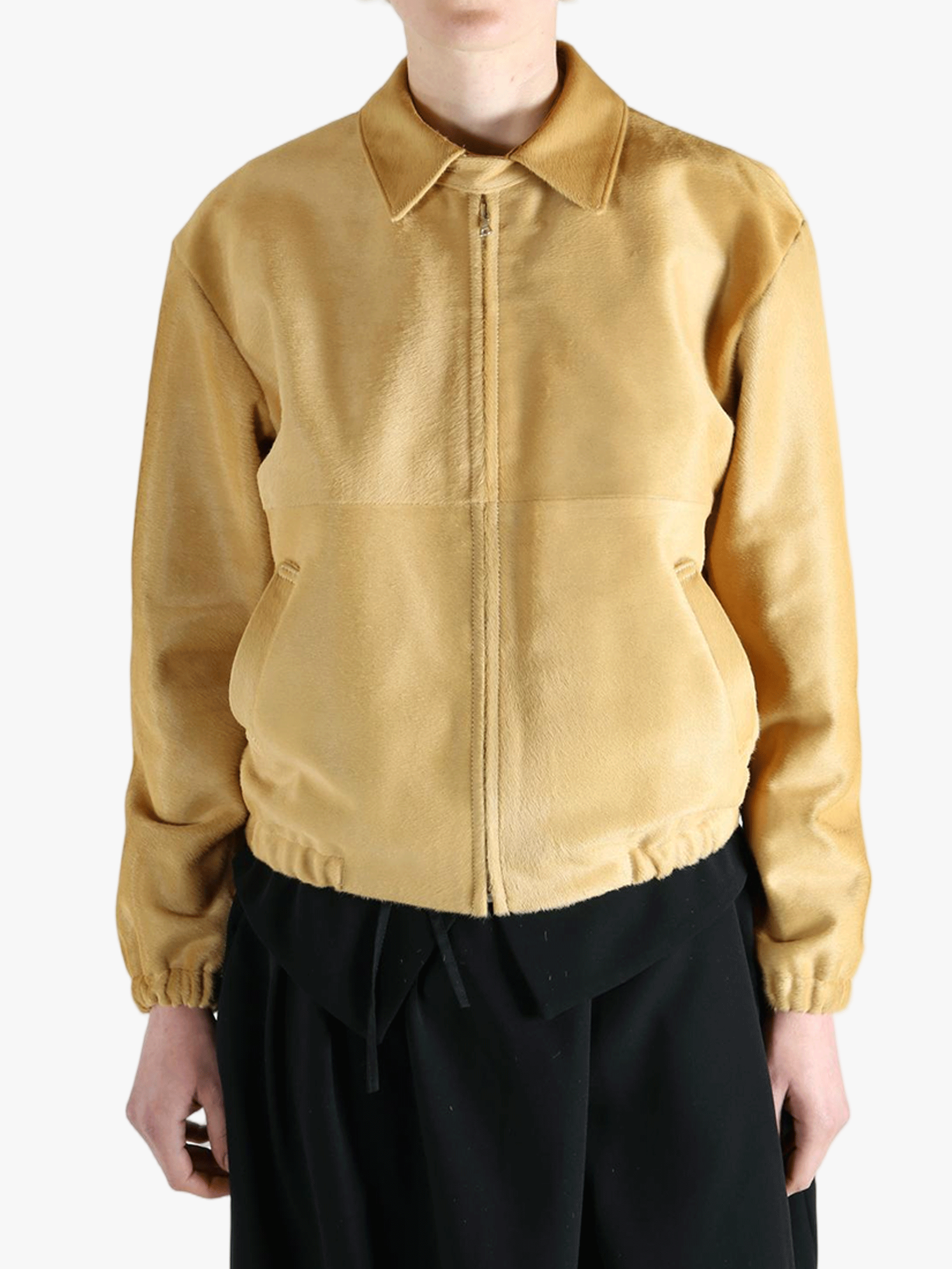 Yellow blouson worn by a person, showing the blouson's fit
