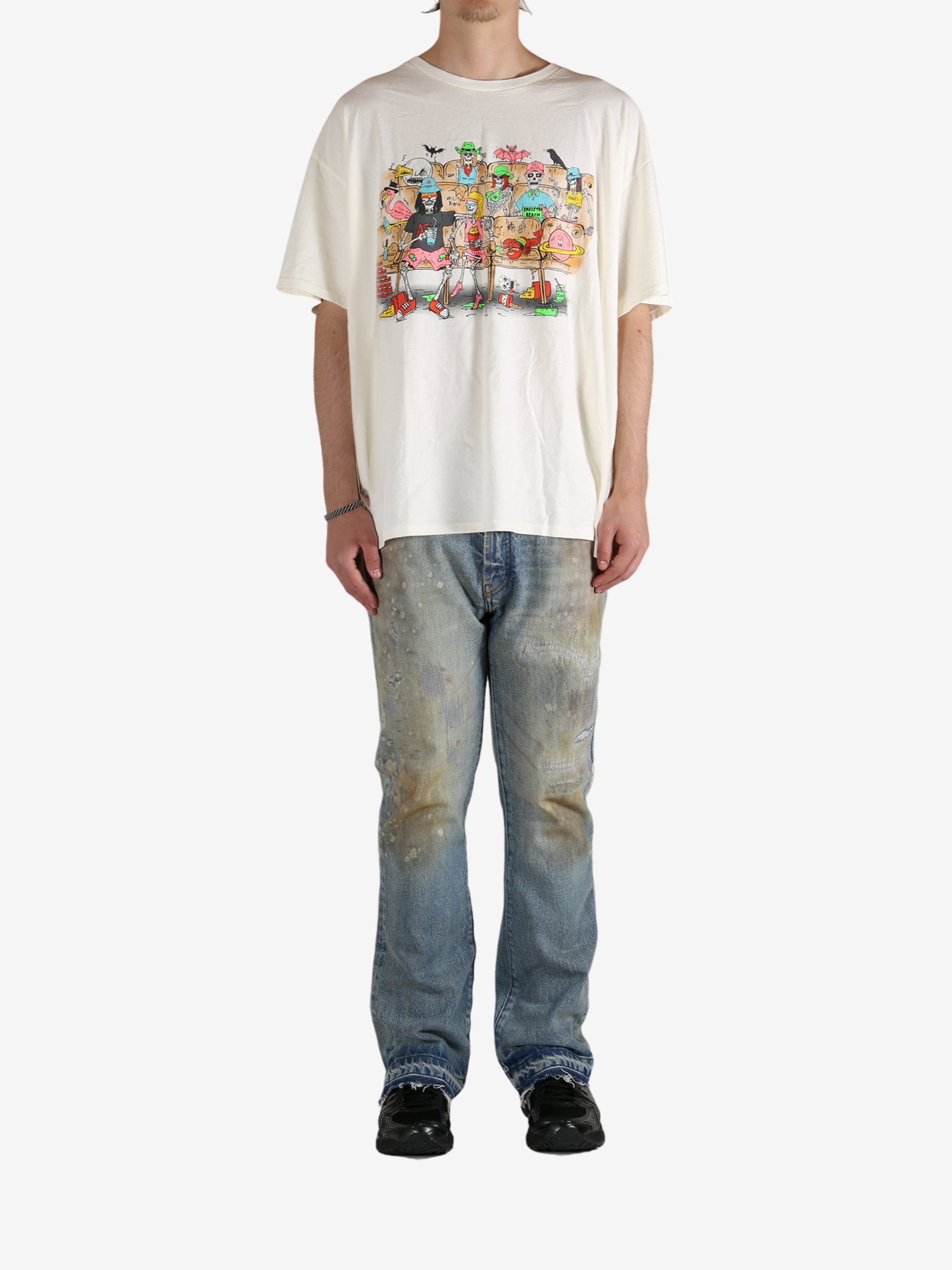 White t-shirt, full body view