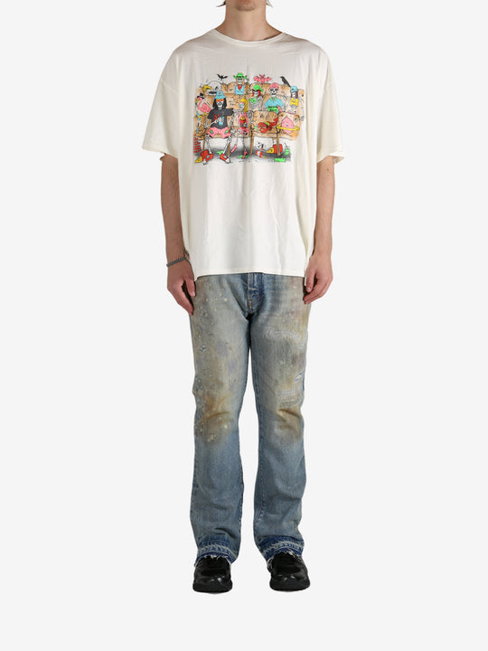 White t-shirt, full body view