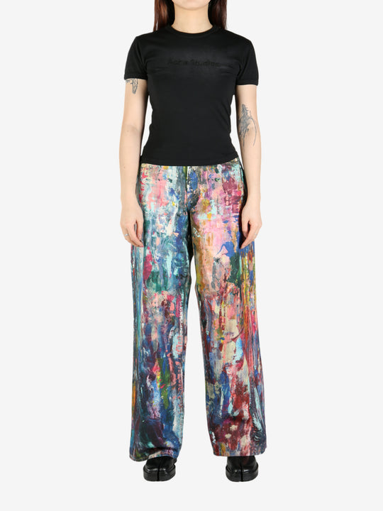 Black T-shirt, full body view