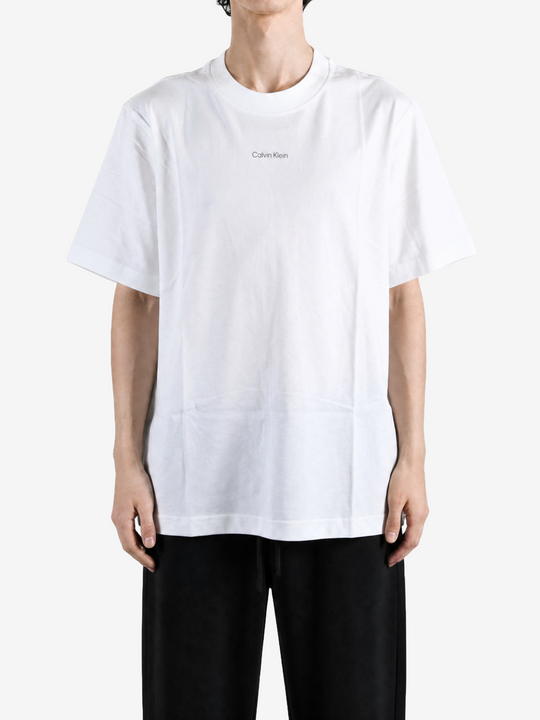 White t-shirt, full body view