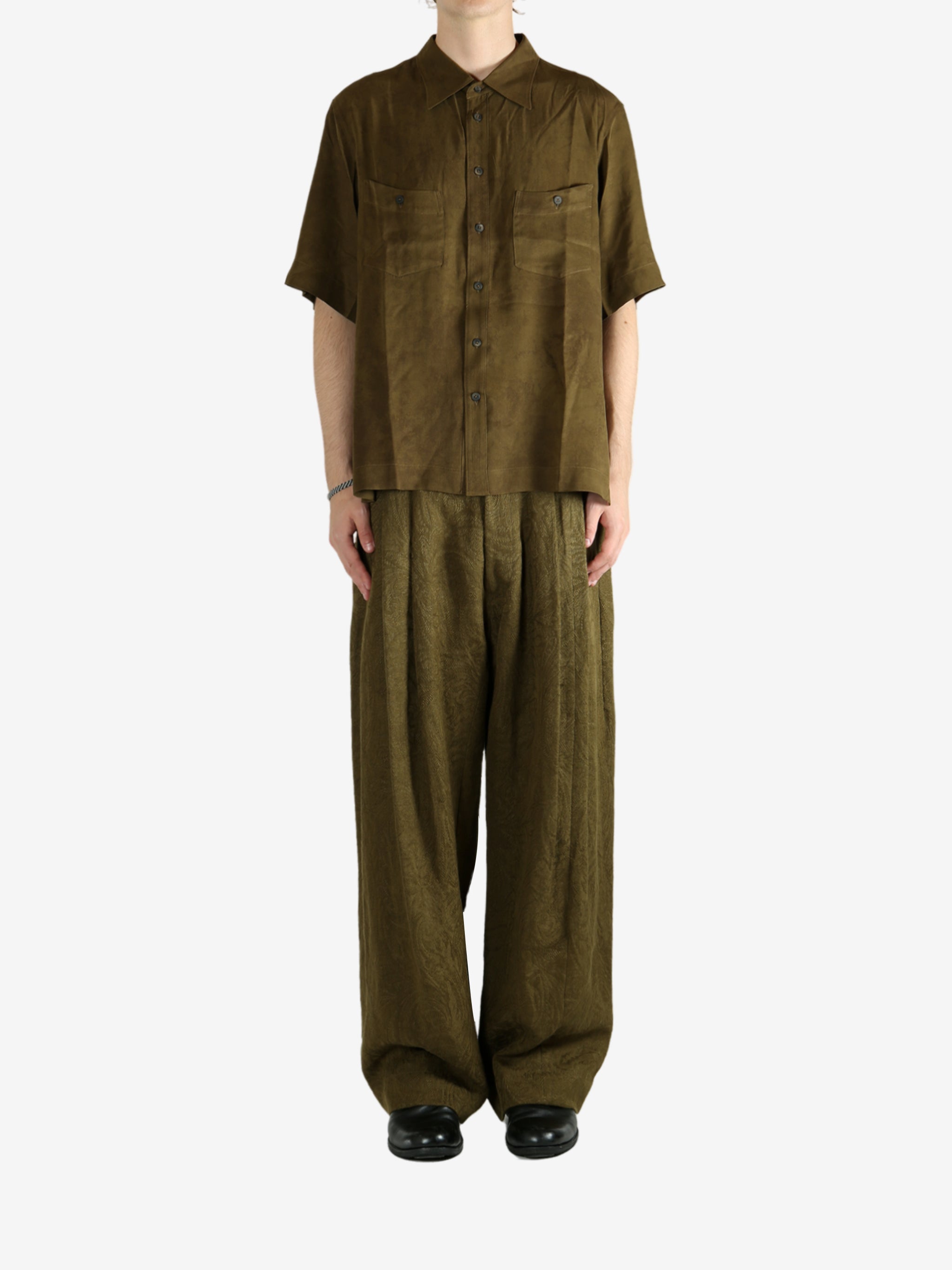 Green shirt, full body view