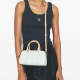 Green bag carried by a person, showing the bag’s fit