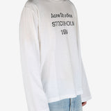 White tee worn by aperson, showing the tee's fit